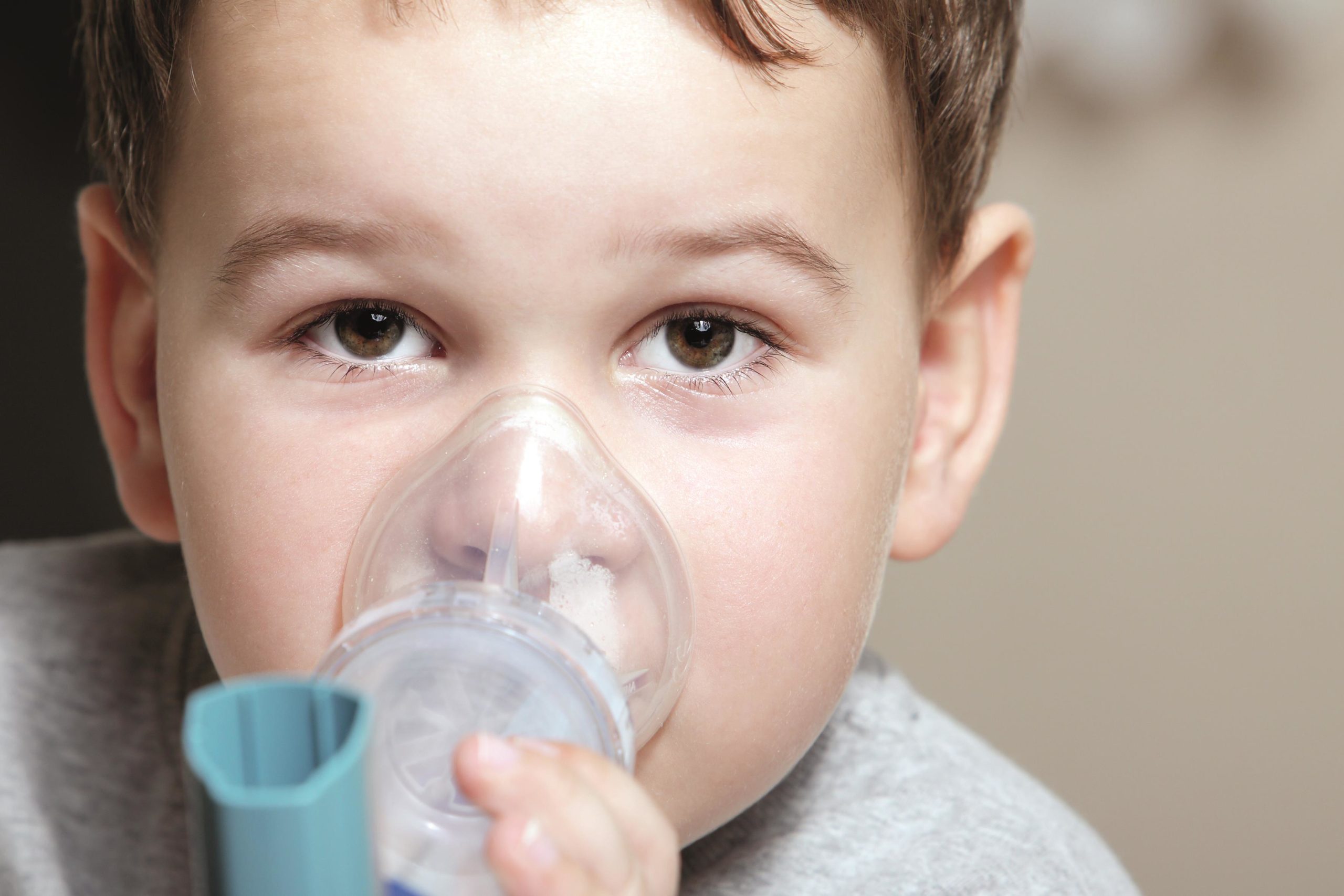 Развитие астмы у детей. Бронхиальная астма. Мальчик с ингалятором. Ингаляция при насморке у ребенка. Ингалятор для детей.