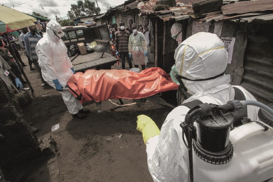 Janssen, Johnson & Johnson'e pharmaceuticals unit will invest $200 million to expand and accelerate production of the Ebola vaccine. In the image, body of an Ebola victim is carried away by workers in Liberia.