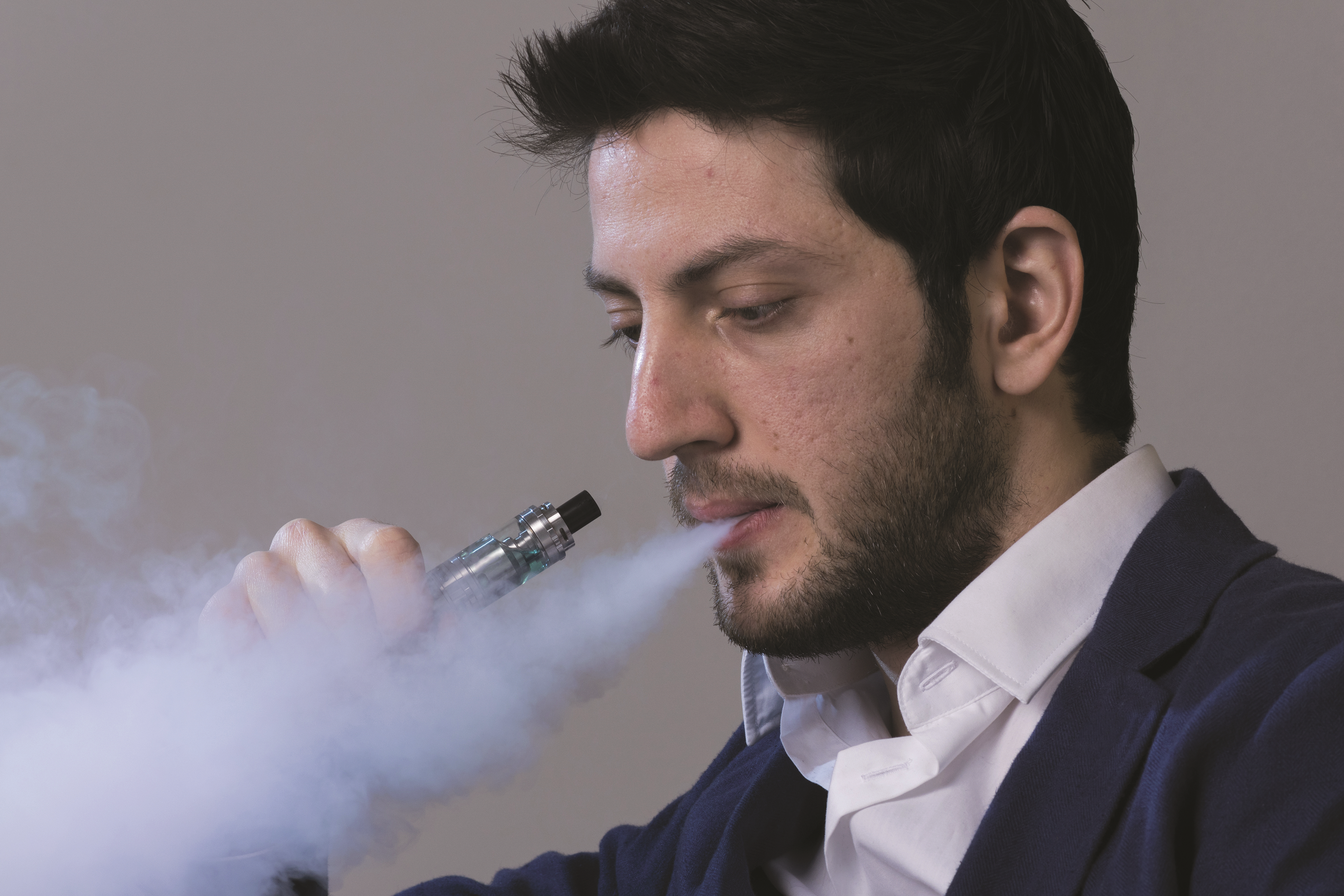 Smokers who swap cigarettes for e cigarettes or NRT have lower