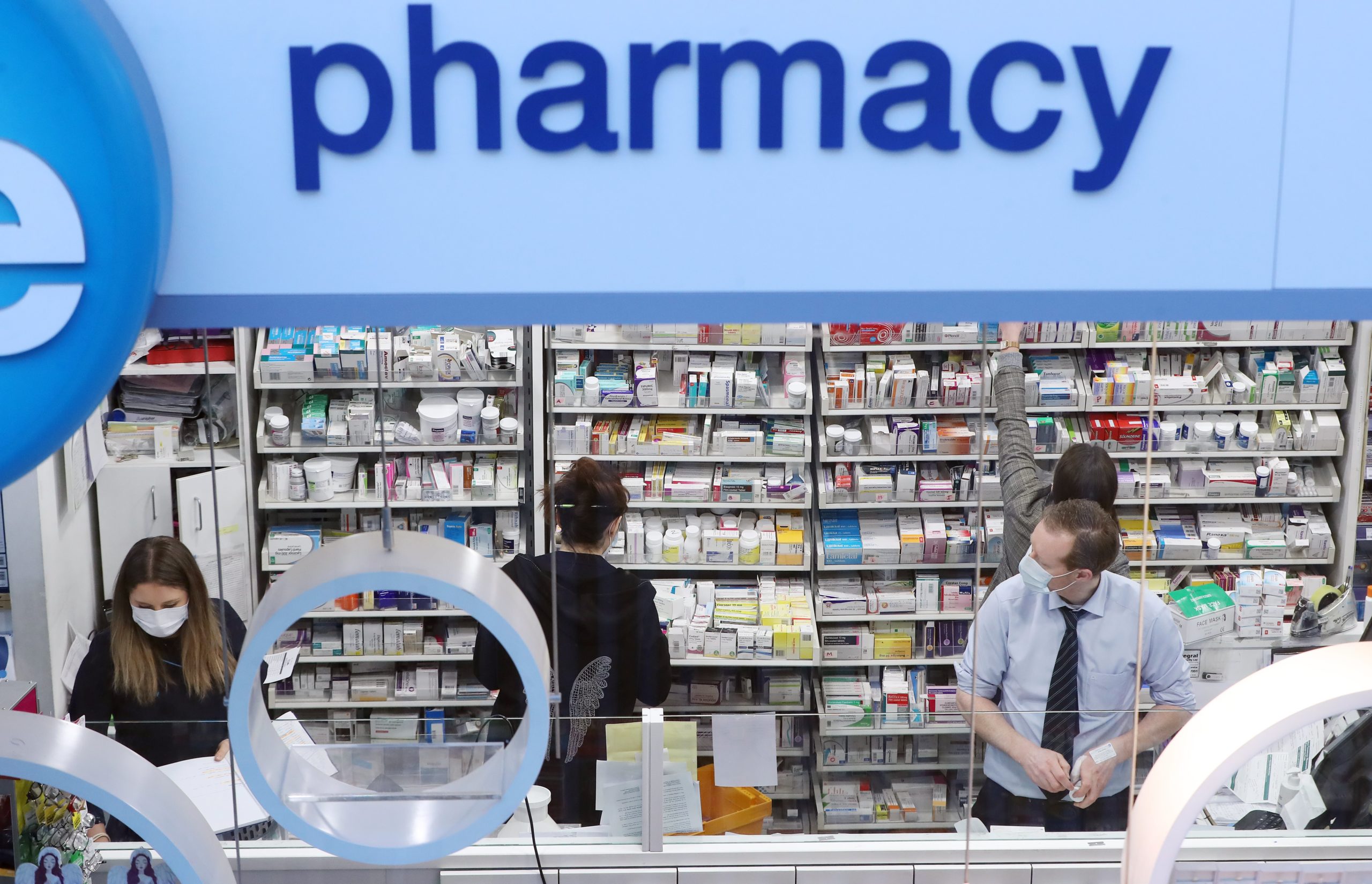 Pharmacy staff should wear masks if they cannot keep two metres away from colleagues, new guidance says - The Pharmaceutical Journal