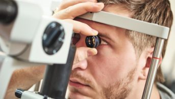 glaucoma eye test male patient 15