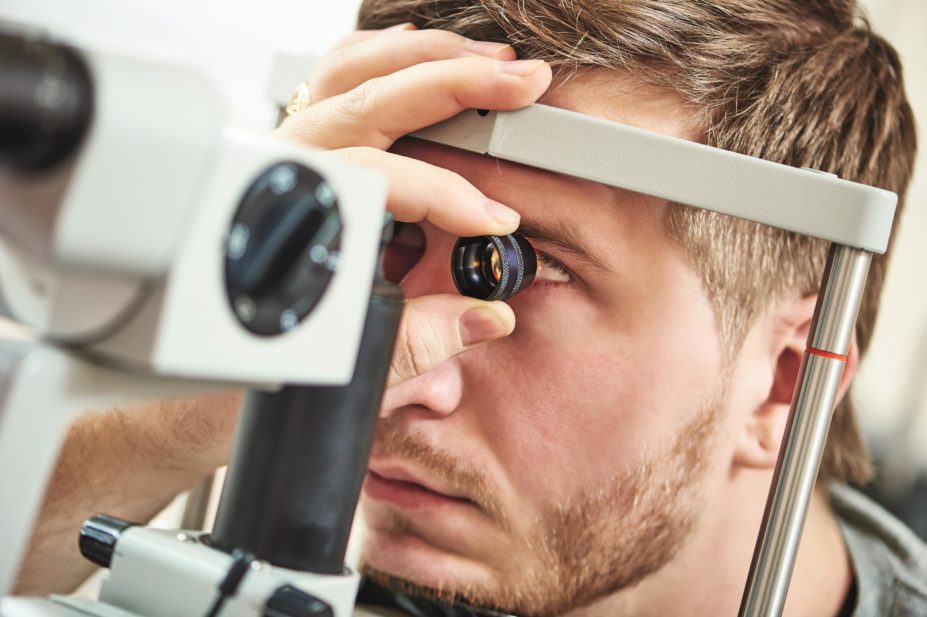 glaucoma eye test male patient 15