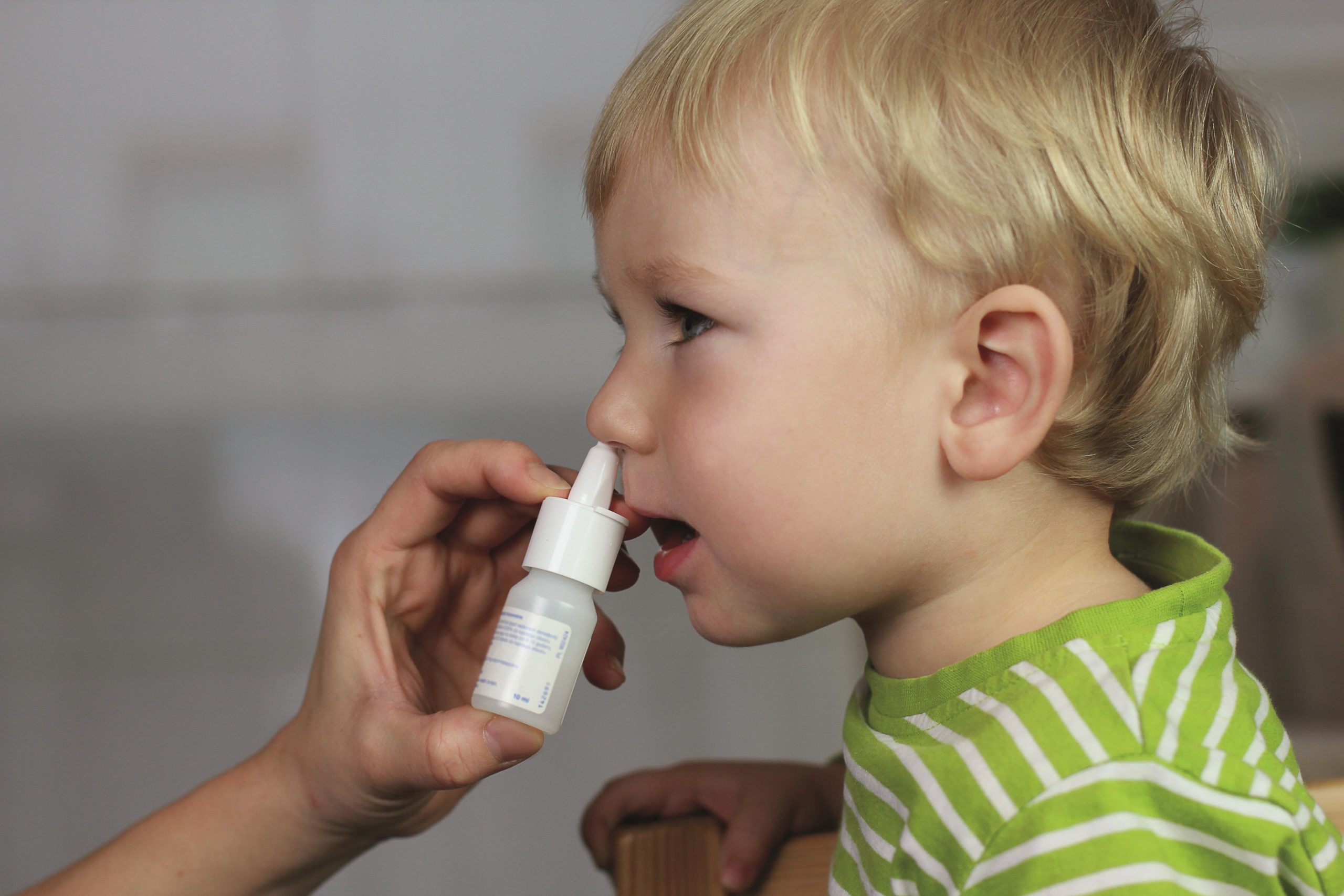 Заложен нос у ребенка в год. Капли в нос для детей. Интерназальная вакцина. Ринит спрей для носа детям. Ребенку капают капли в нос.