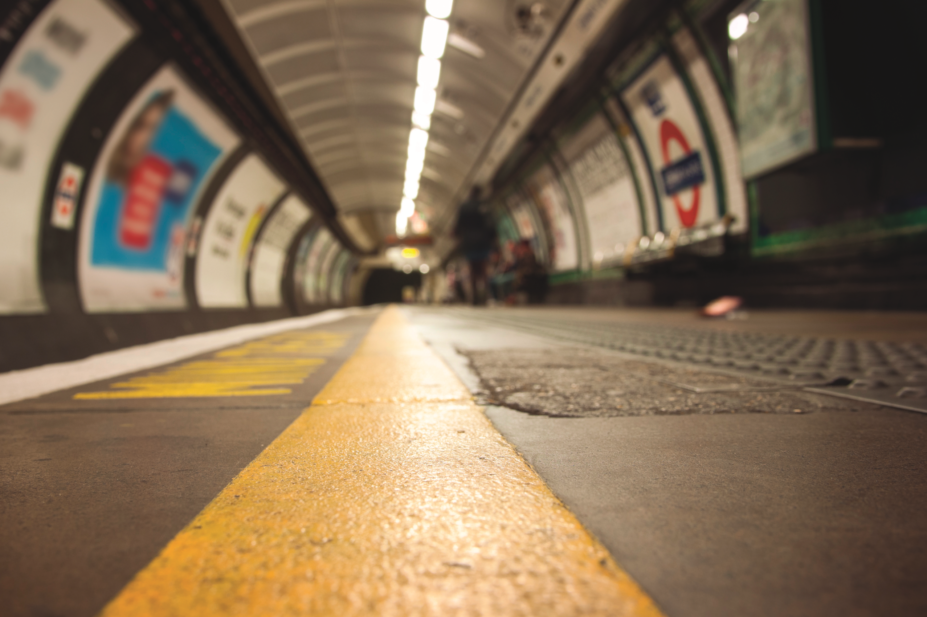 london underground tube platform mind the gap ss 17
