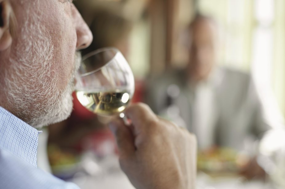 People who consume up to seven drinks per week in early-to-middle age have a significantly lower risk of developing heart failure, recent study finds