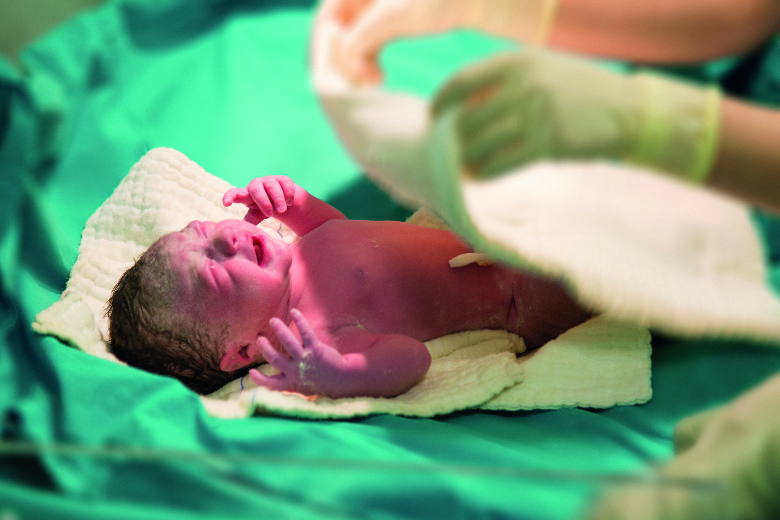 Недавно родившийся ребенок. Новорождённый в роддомее. Новорожденный малыш в роддоме.
