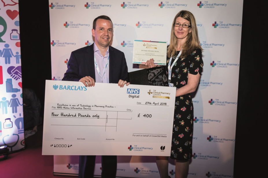 Emma Williams (right) receives the 2018 Clinical Pharmacy Congress technology award