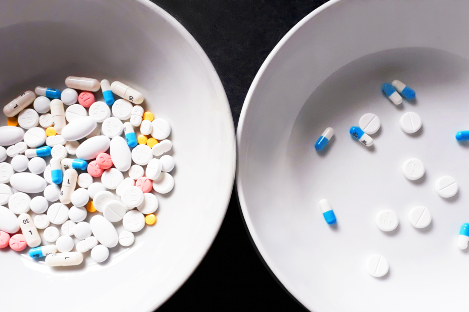 2 plates with different amounts of pills