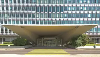 A lack of collaboration and pharmacoeconomic analysis is hampering processes aimed at ensuring sustainable access to new drugs in Europe, says the World Health Organization (WHO). In the image, entrance of the WHO building in Geneva