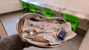 bowl containing utensils for intravenous drug consumption in a drug consumption room