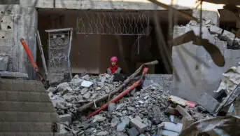 A Palestinian girl among the rubble of the Al-Huda Mosque