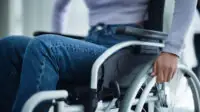 A women uses a wheelchair