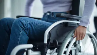A women uses a wheelchair