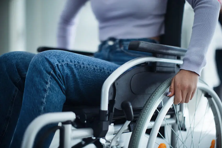 A women uses a wheelchair