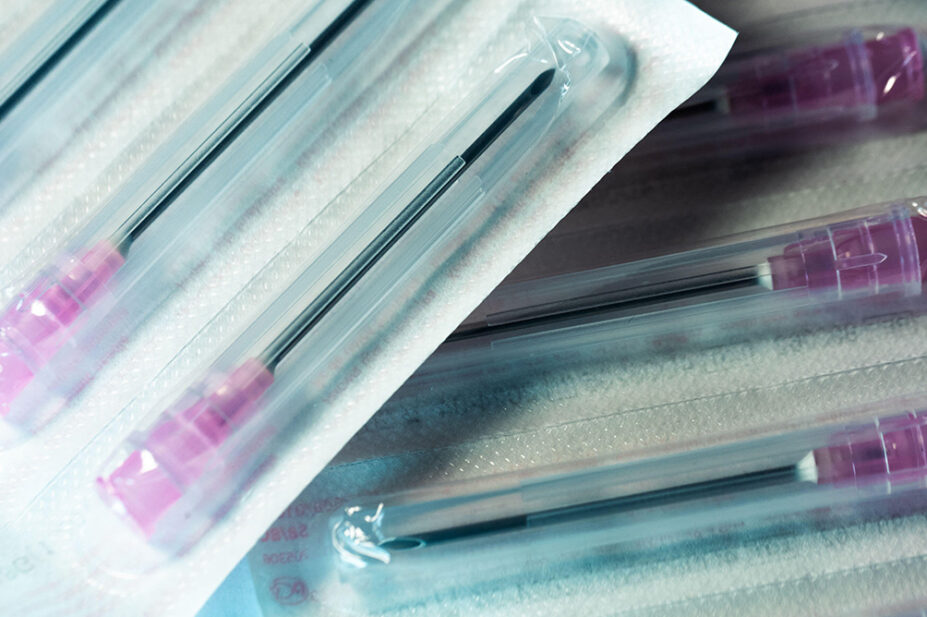 Hypodermic needles in plastic packaging