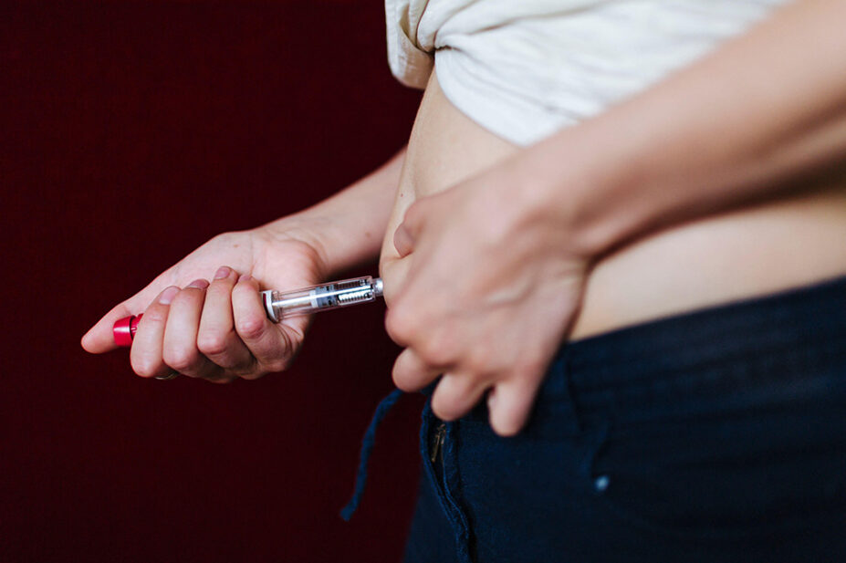 A woman uses a insulin injection