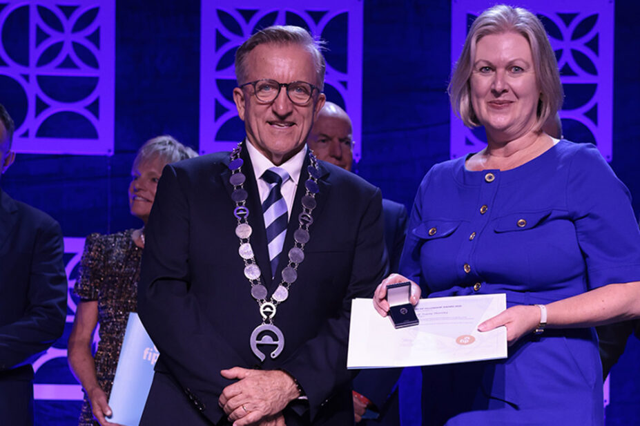 Tracey Thornley accepts her International Pharmaceutical Federation Fellowship from Paul Sinclair, president of the International Pharmaceutical Federation