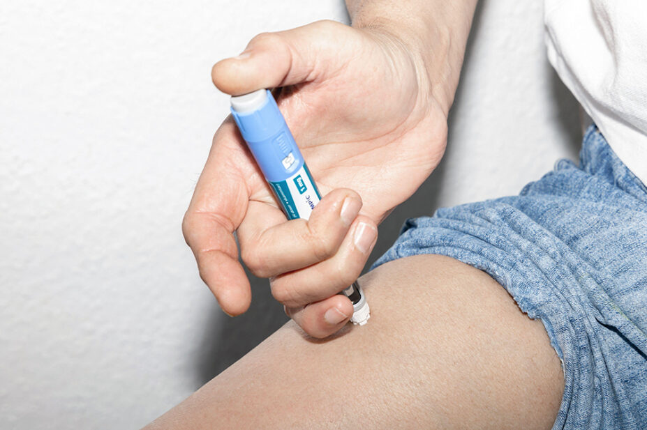 A man injects a weight-loss pen into his thigh