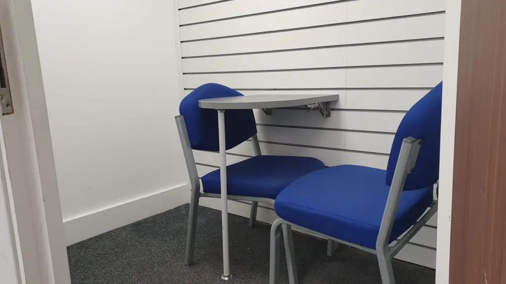 Image of a consultation room with blue chairs in a pharmacy